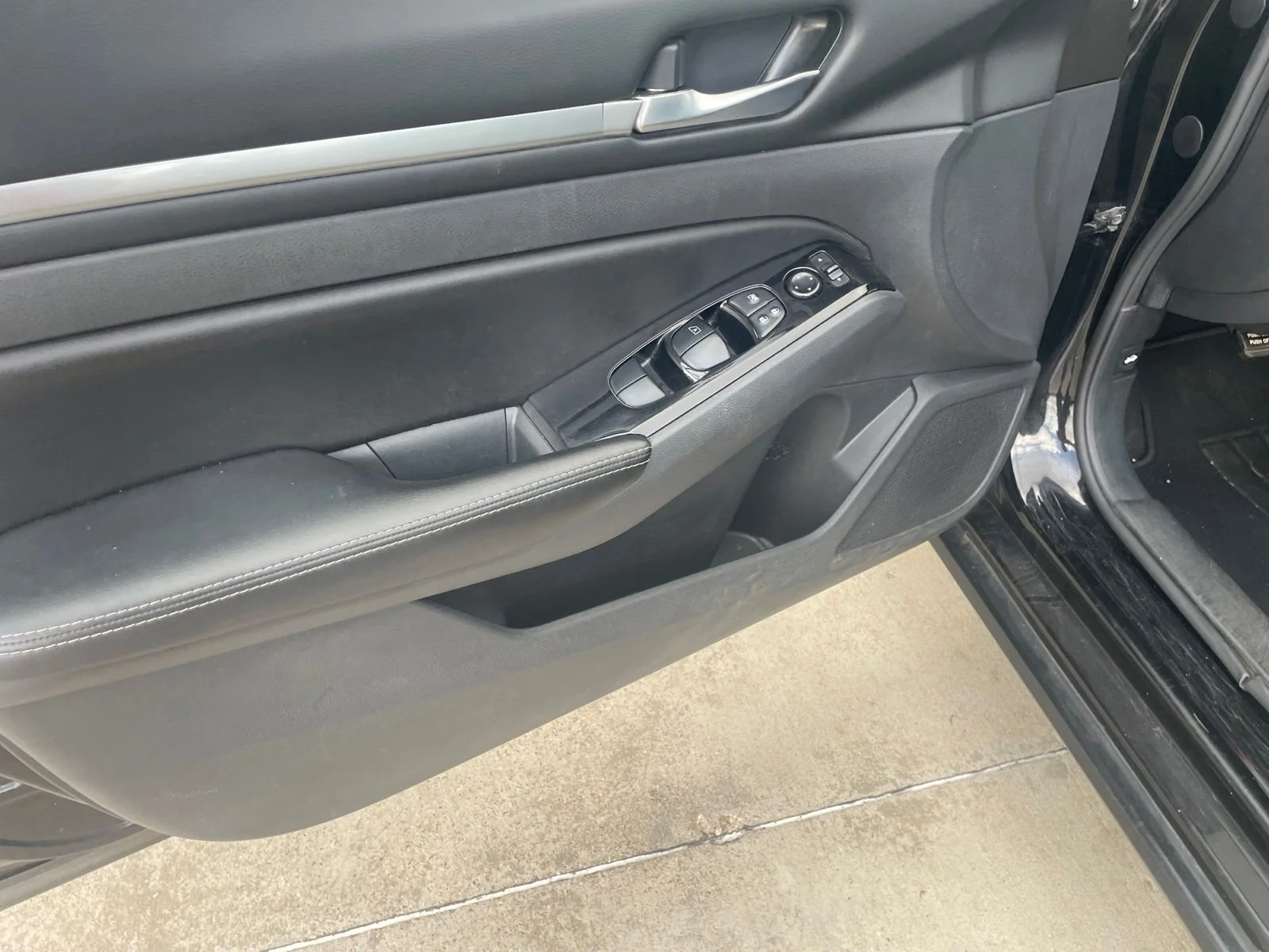 Used 2023 Black Nissan 2.5 SV image 20