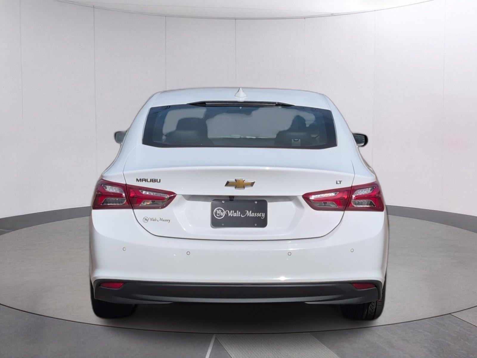 Used 2024 Summit White Chevrolet 2LT image 4