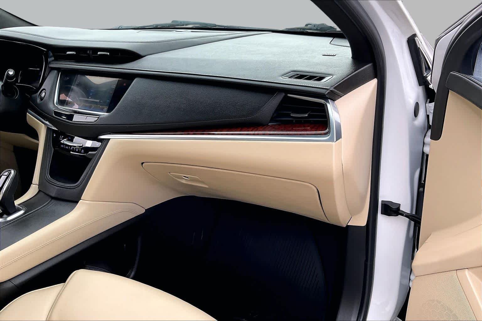 Used 2018 Crystal White Tricoat Cadillac Luxury FWD image 19