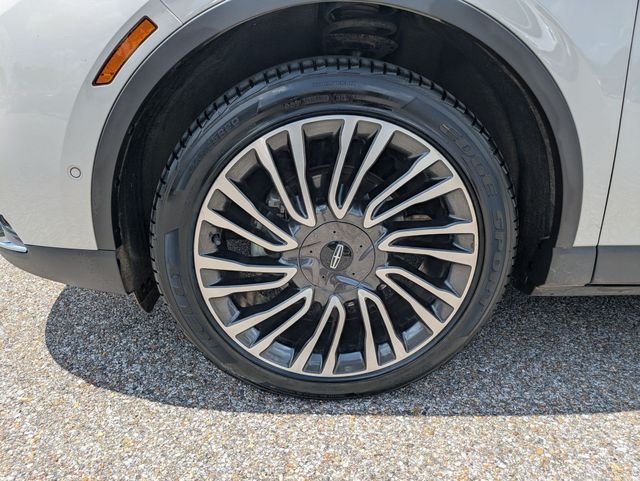 Used 2022 White Lincoln Reserve image 12