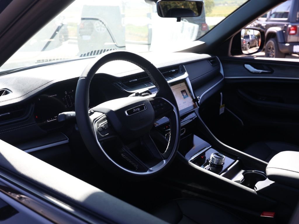 New 2026 Diamond Black Crystal Pearl-Coat Exterior Paint Jeep Limited image 13