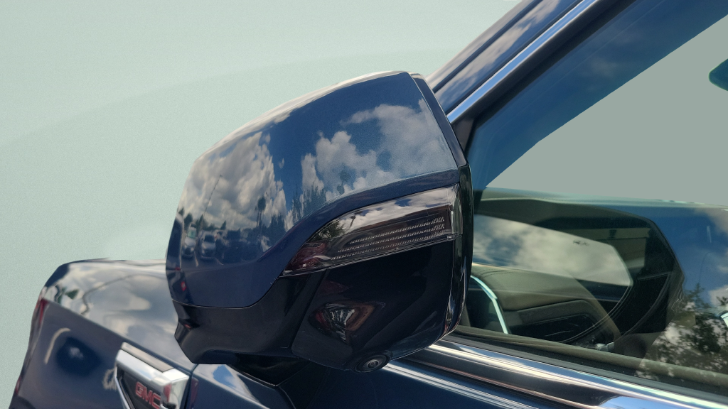 Used 2025  GMC Denali image 4