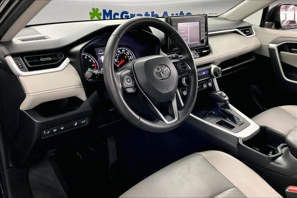 Used 2022 Blue Toyota XLE Premium image 17