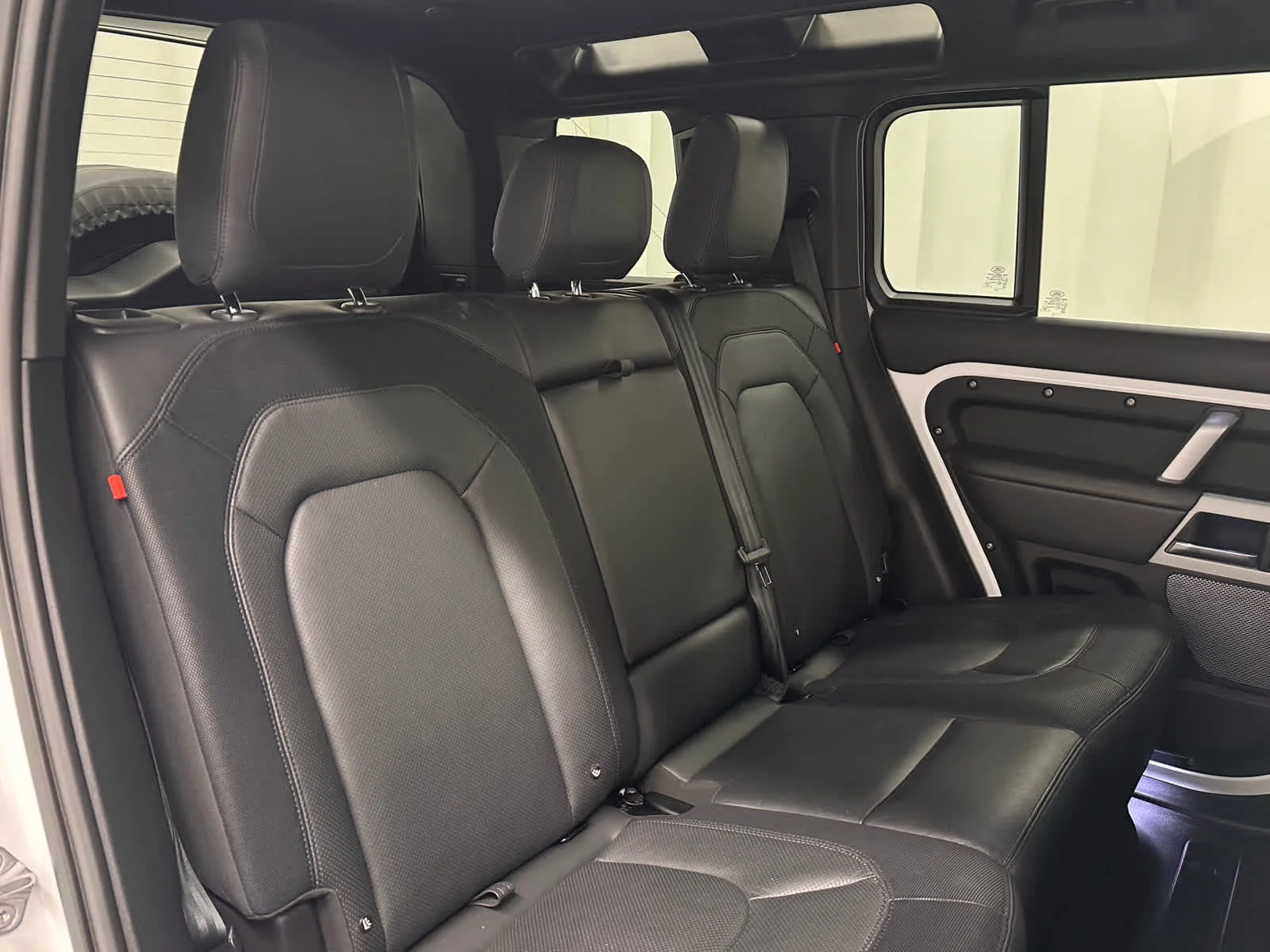 Used 2023 Fuji White Land Rover X-Dynamic SE image 22