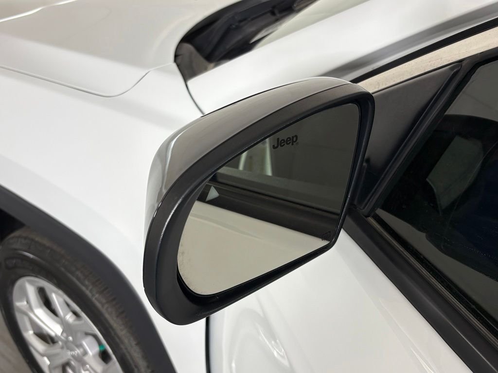 Used 2024 White Jeep Latitude image 10