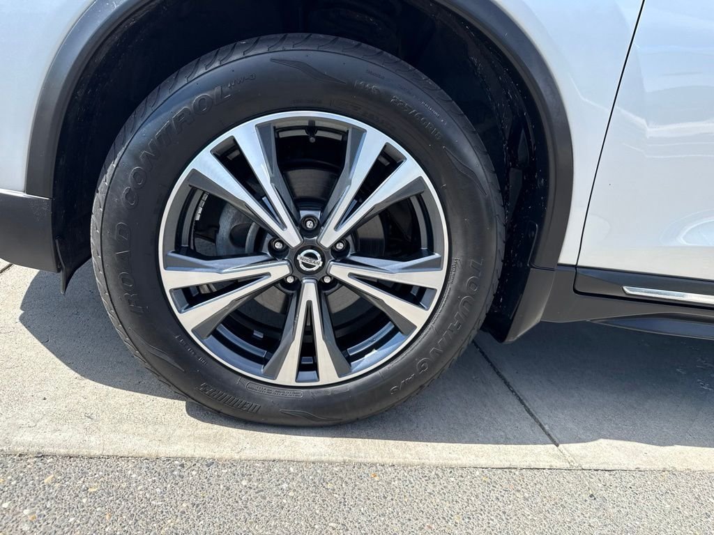 Used 2017 Brilliant Silver Nissan SL image 15