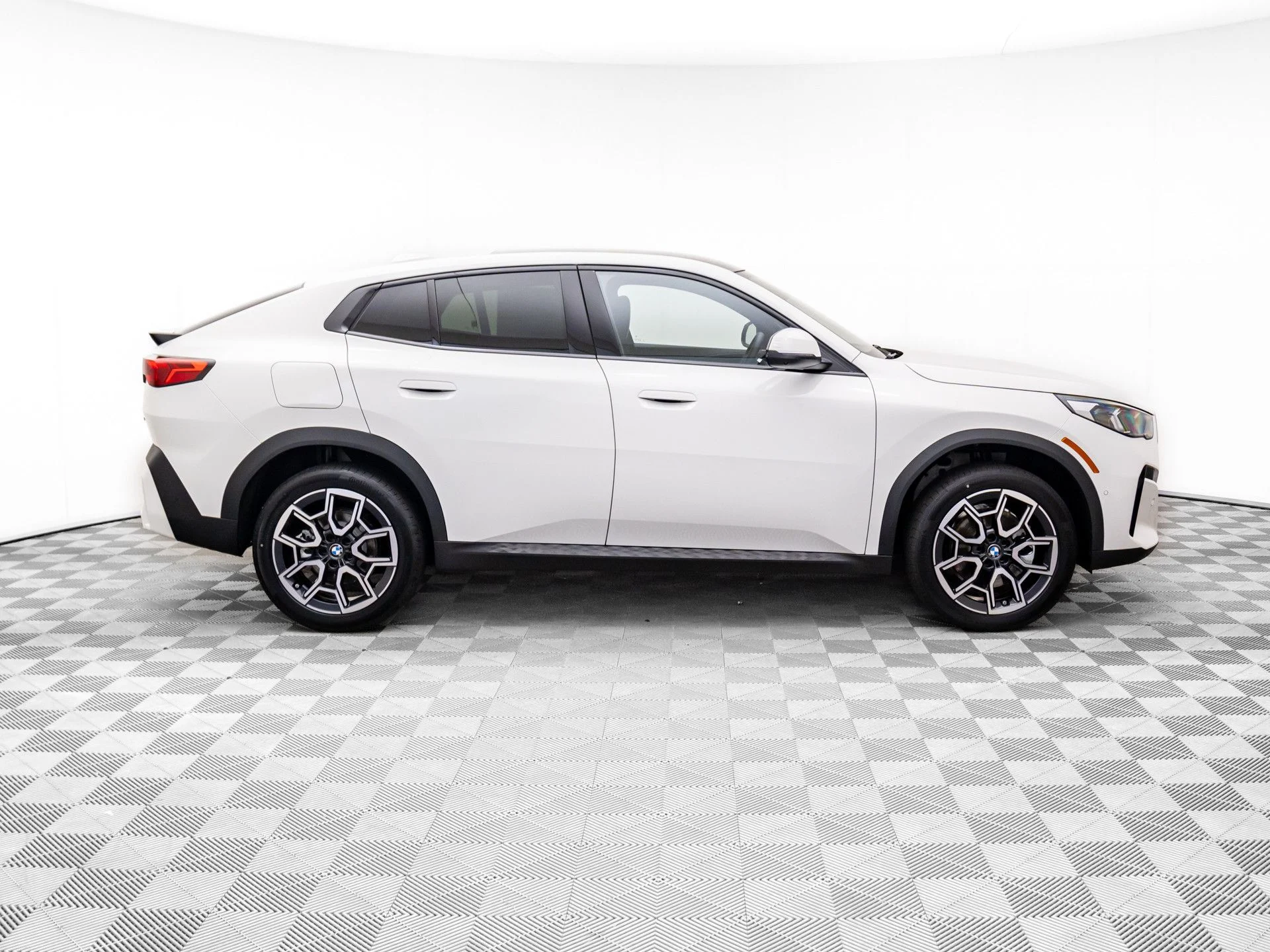 New 2026 White BMW xDrive28i image 7
