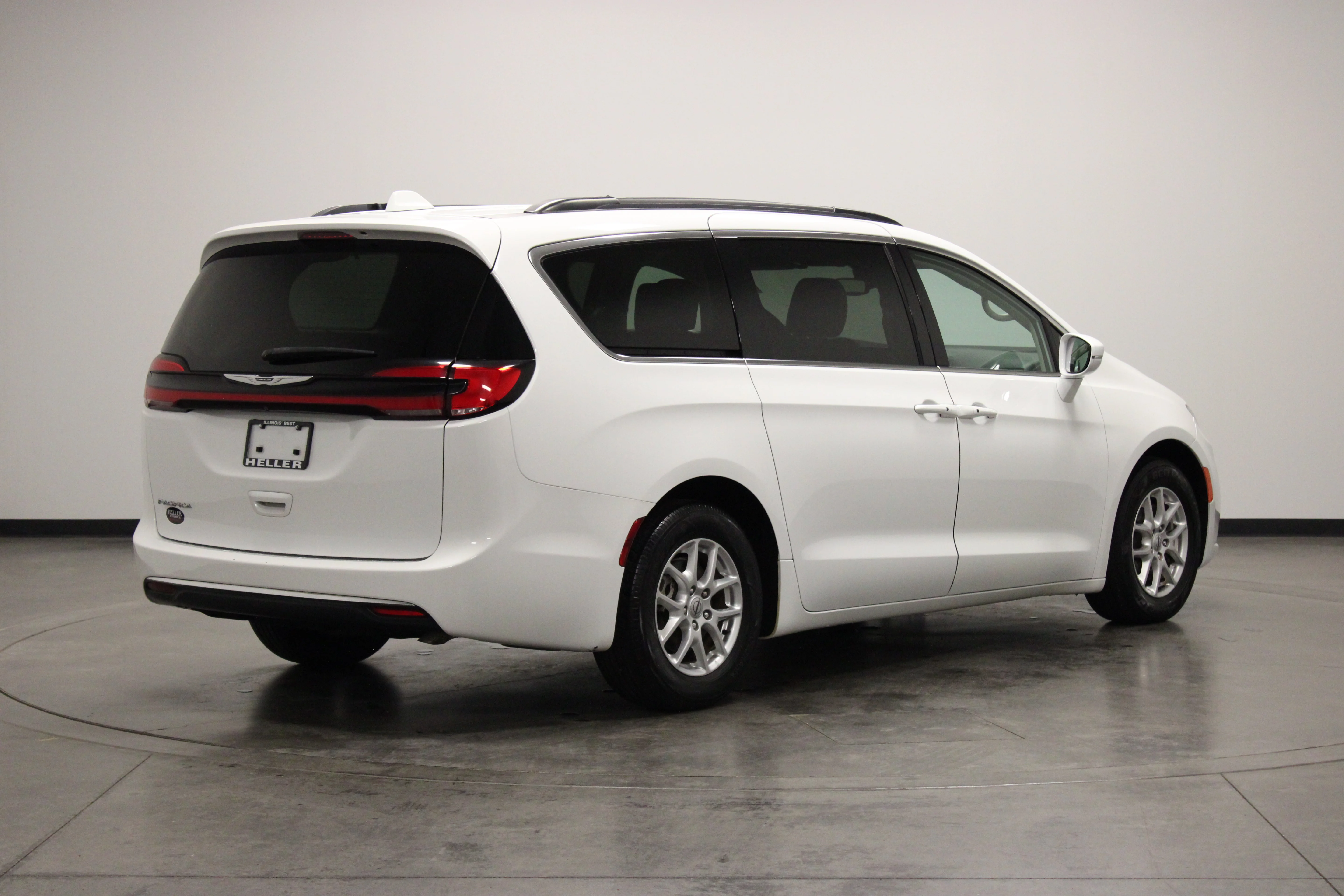 Used 2022 Bright White Clearcoat Chrysler Touring L image 8