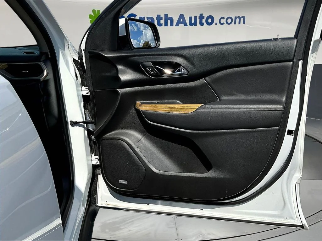 Used 2017 White GMC Denali image 32