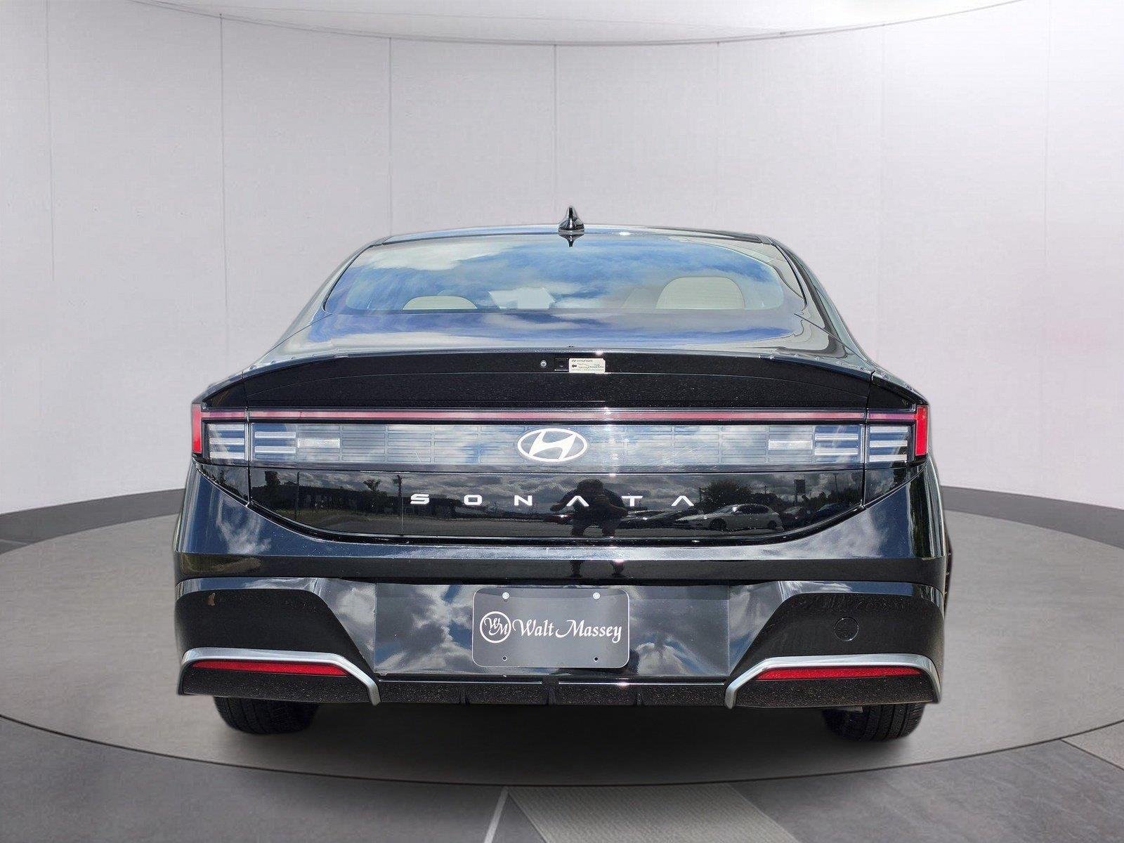 Used 2025 Abyss Black Hyundai SEL image 4