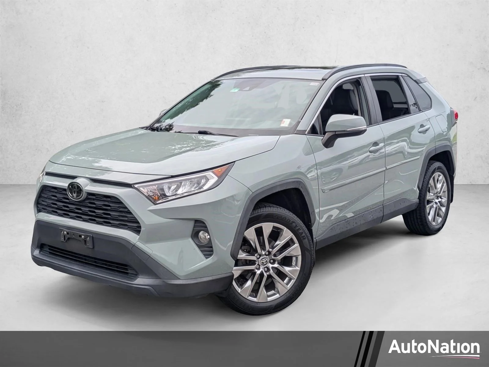 Used 2020 Lunar Rock Toyota XLE Premium image 1
