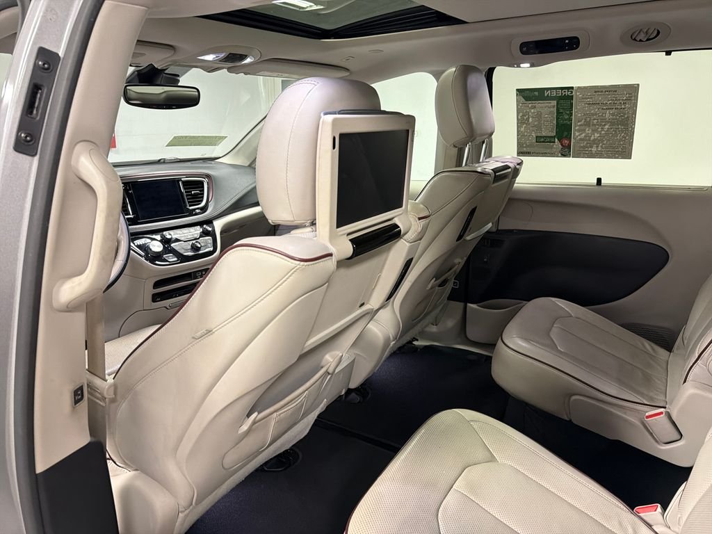 Used 2019 Silver Chrysler Limited image 31