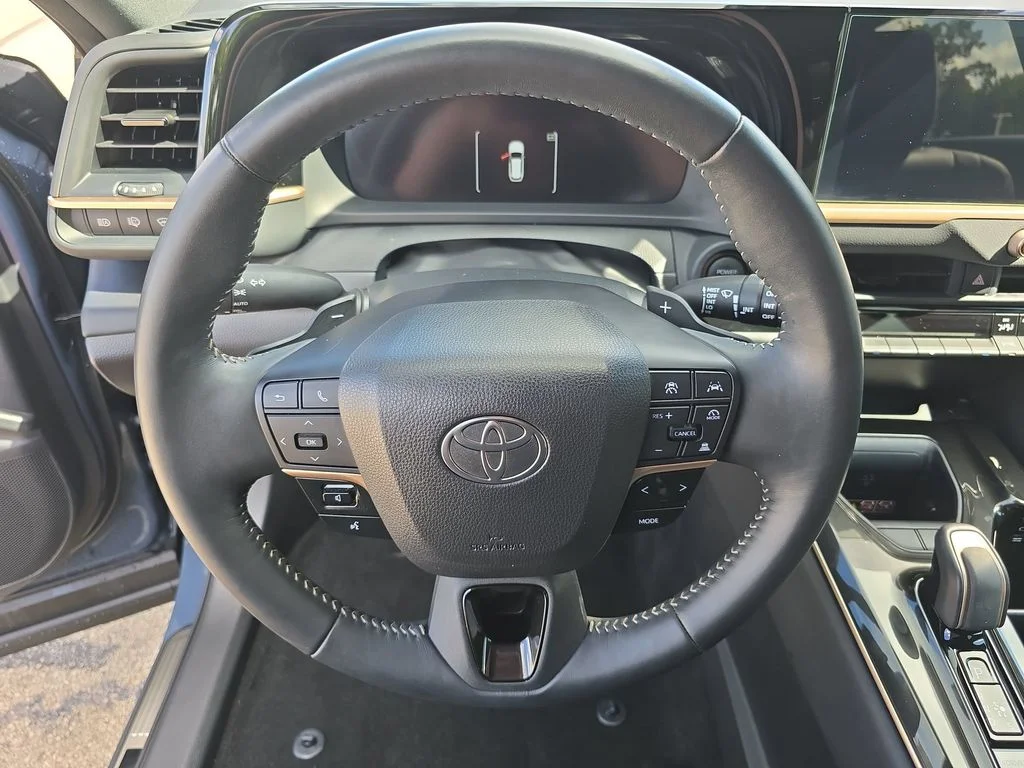 Used 2025 White Toyota XLE image 25