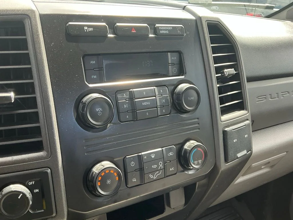 Used 2018 White Ford XL image 29