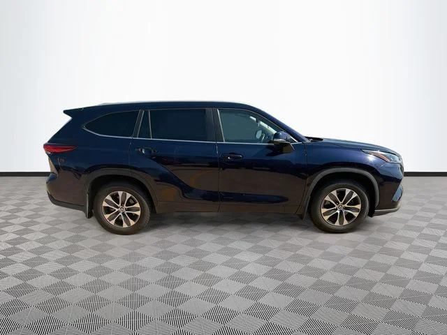 Used 2023  Toyota XLE image 5