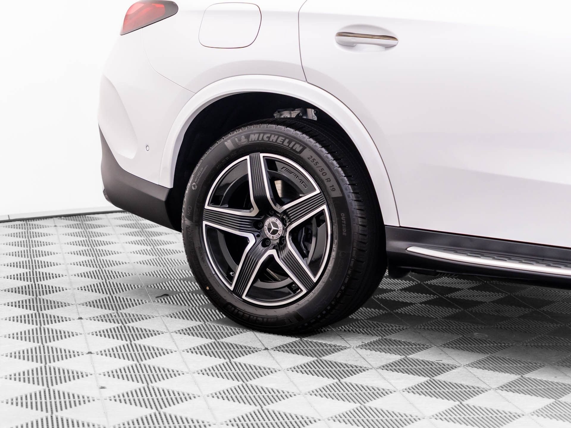 New 2027 MANUFAKTUR Moonlight White Metallic Mercedes-Benz GLC 300 Coupe image 79