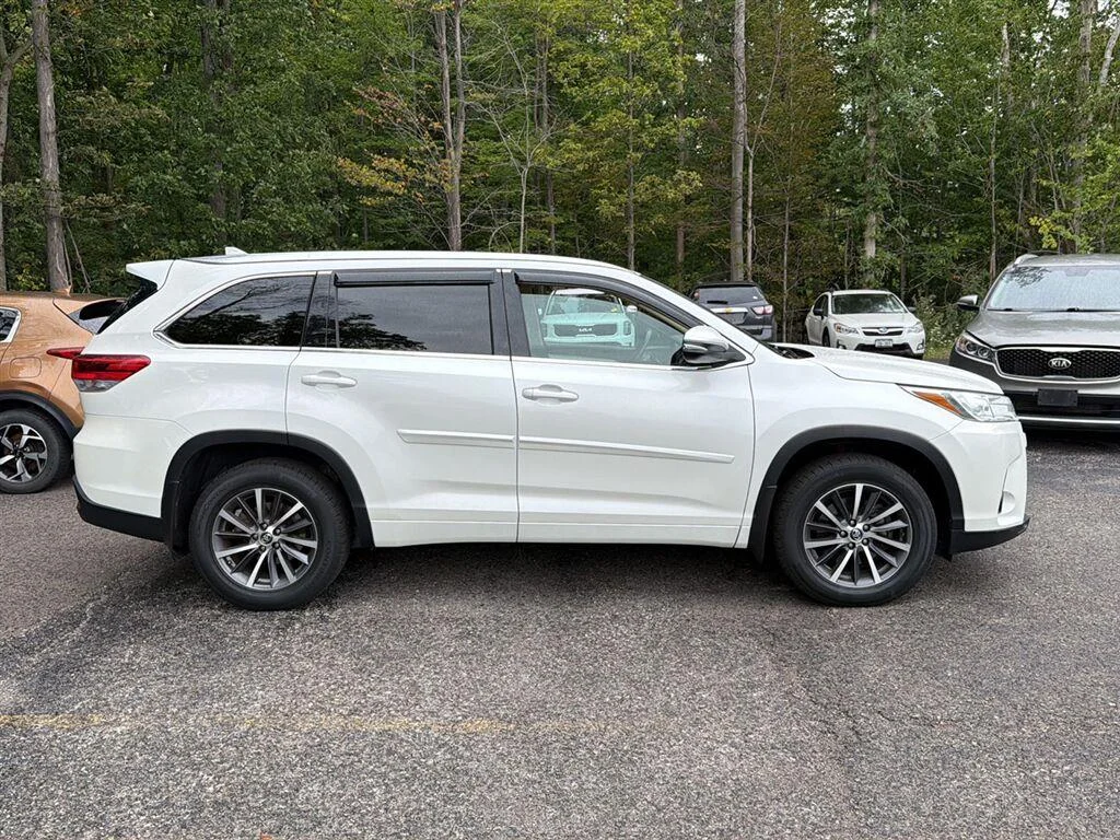 Used 2017 Blizzard Pearl Toyota XLE image 4
