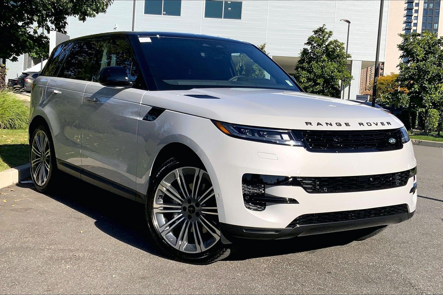 New 2027 Borasco Grey Land Rover  SE P360 image 2