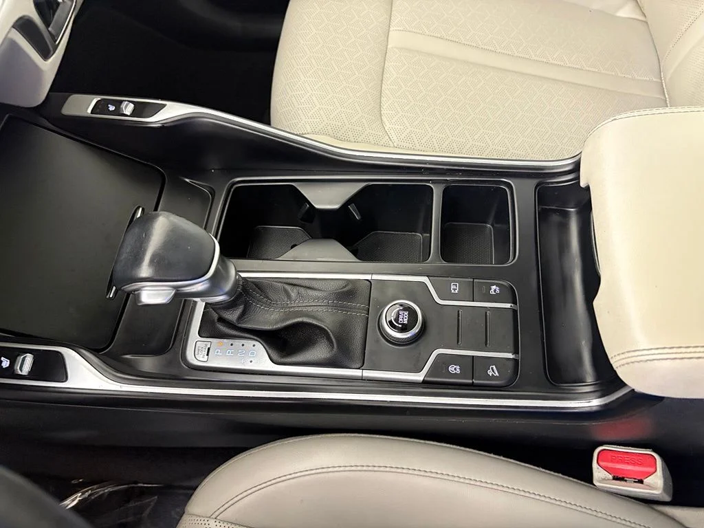 Used 2022 White Kia S image 33