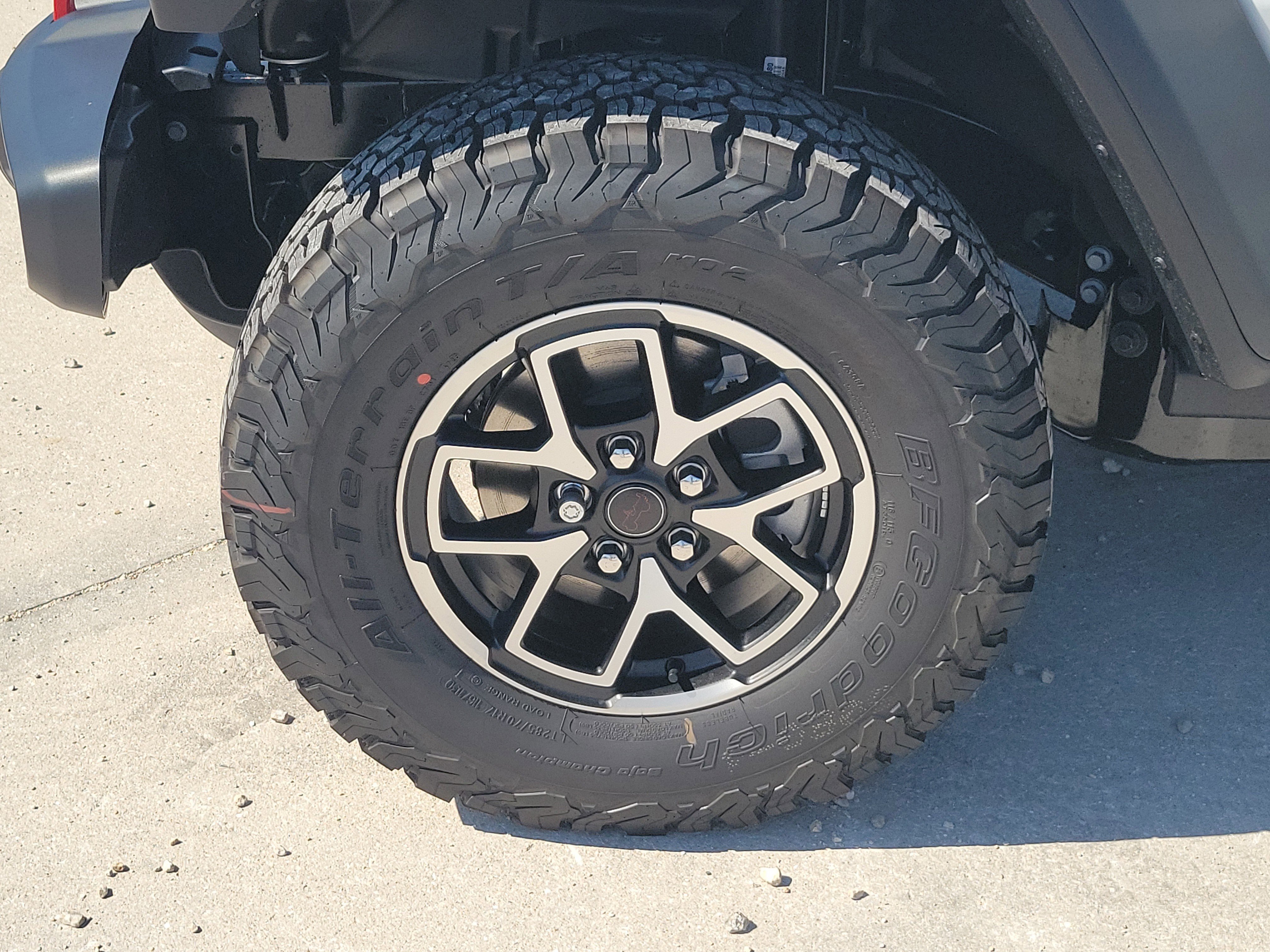 New 2026 Bright White Clear-Coat Exterior Paint Jeep Rubicon image 4