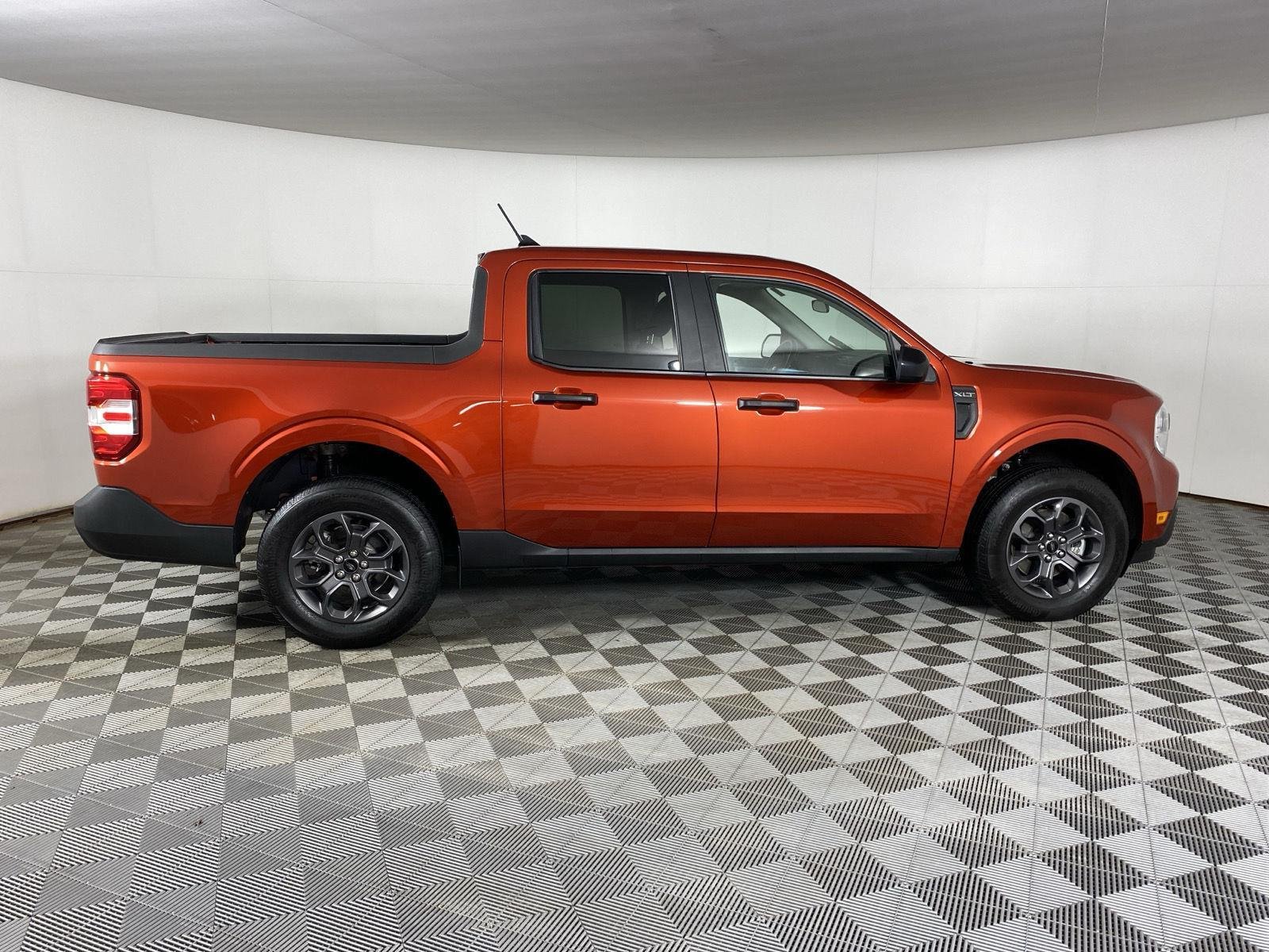 Used 2024 Hot Pepper Red Metallic Tinted Clearcoat Ford XLT image 8