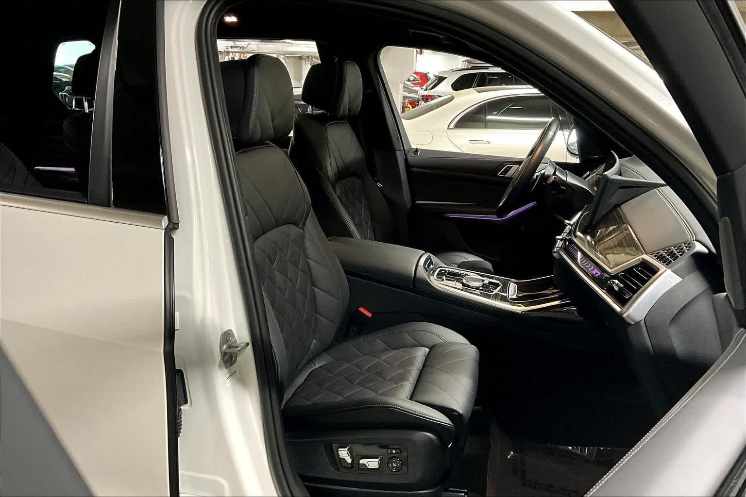 Used 2024 Mineral White Metallic BMW xDrive40i image 9