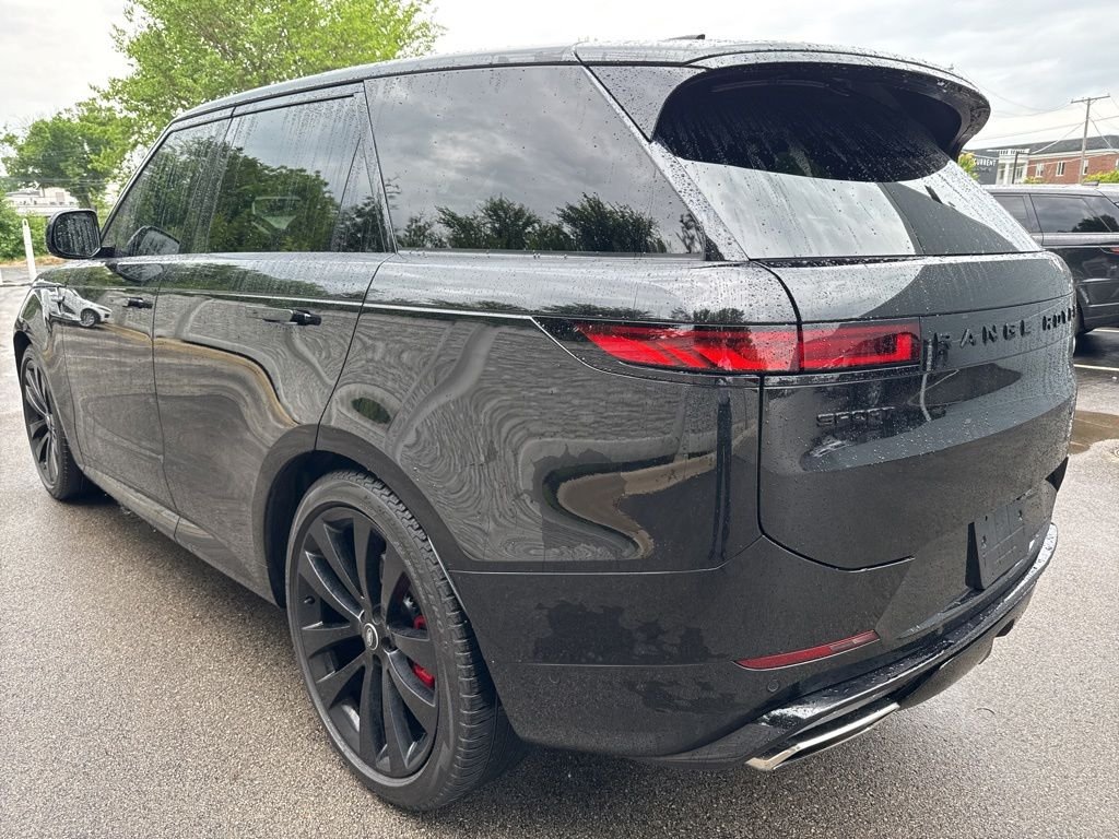 Used 2023 Black Land Rover SE Dynamic image 4
