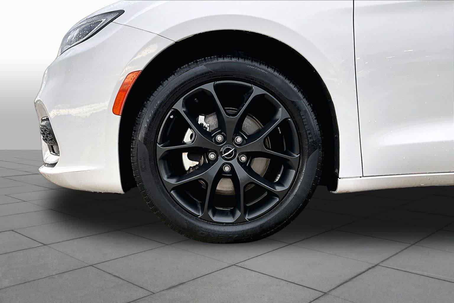 Used 2025 Bright White Clearcoat Chrysler Limited image 11