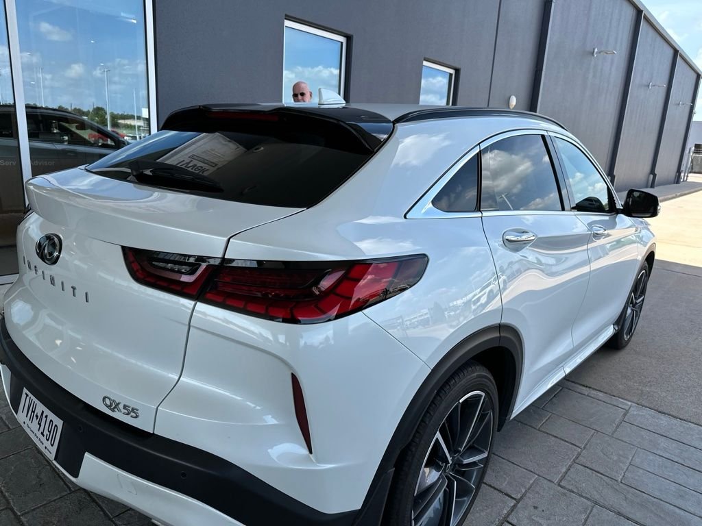 Used 2023 White INFINITI LUXE image 2