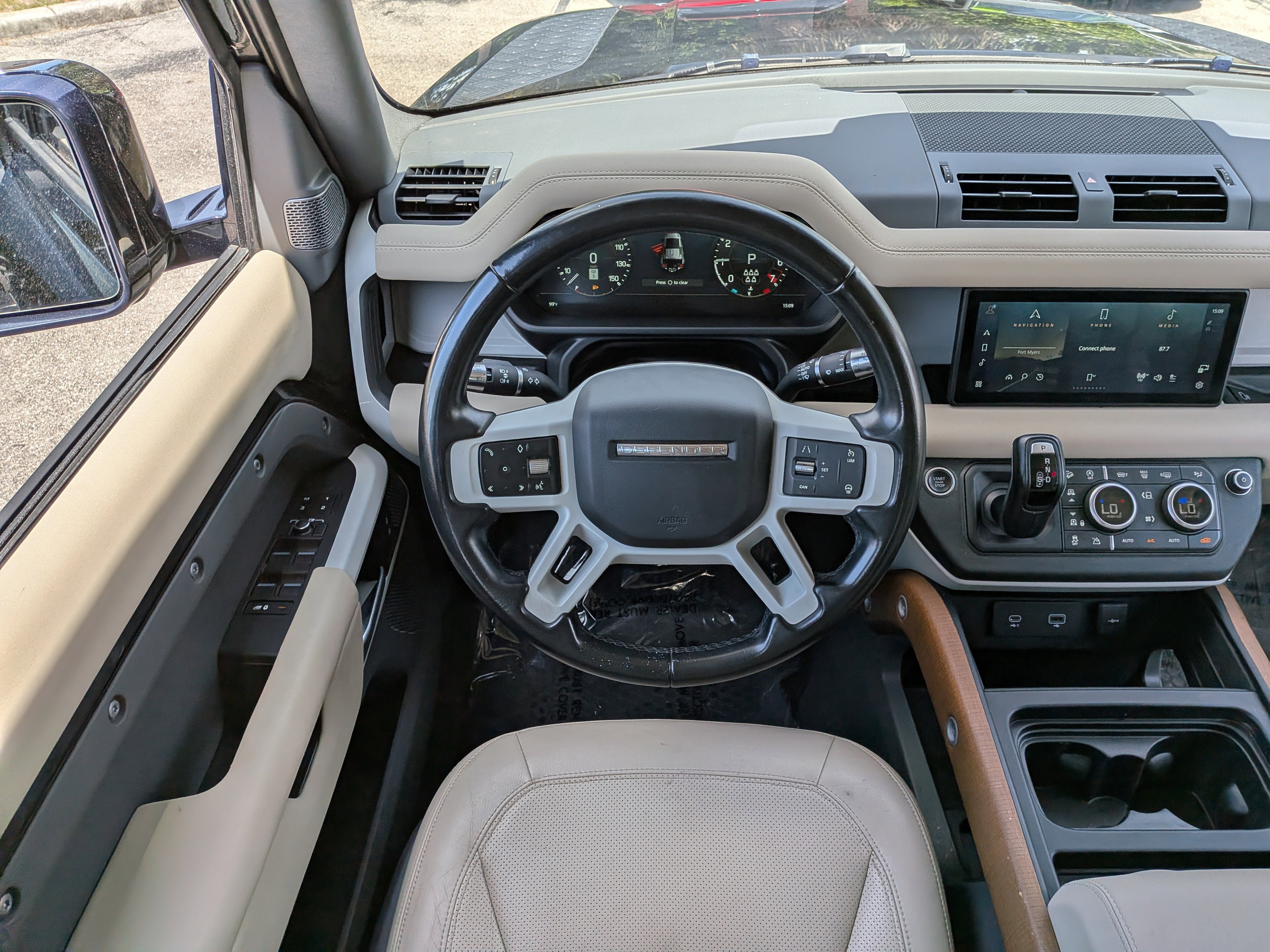 Used 2022 Santorini Black Metallic Land Rover SE image 17