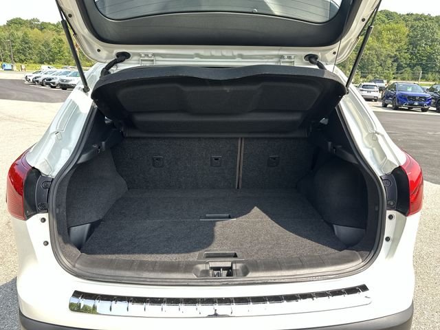 Used 2017 White Nissan SL image 23