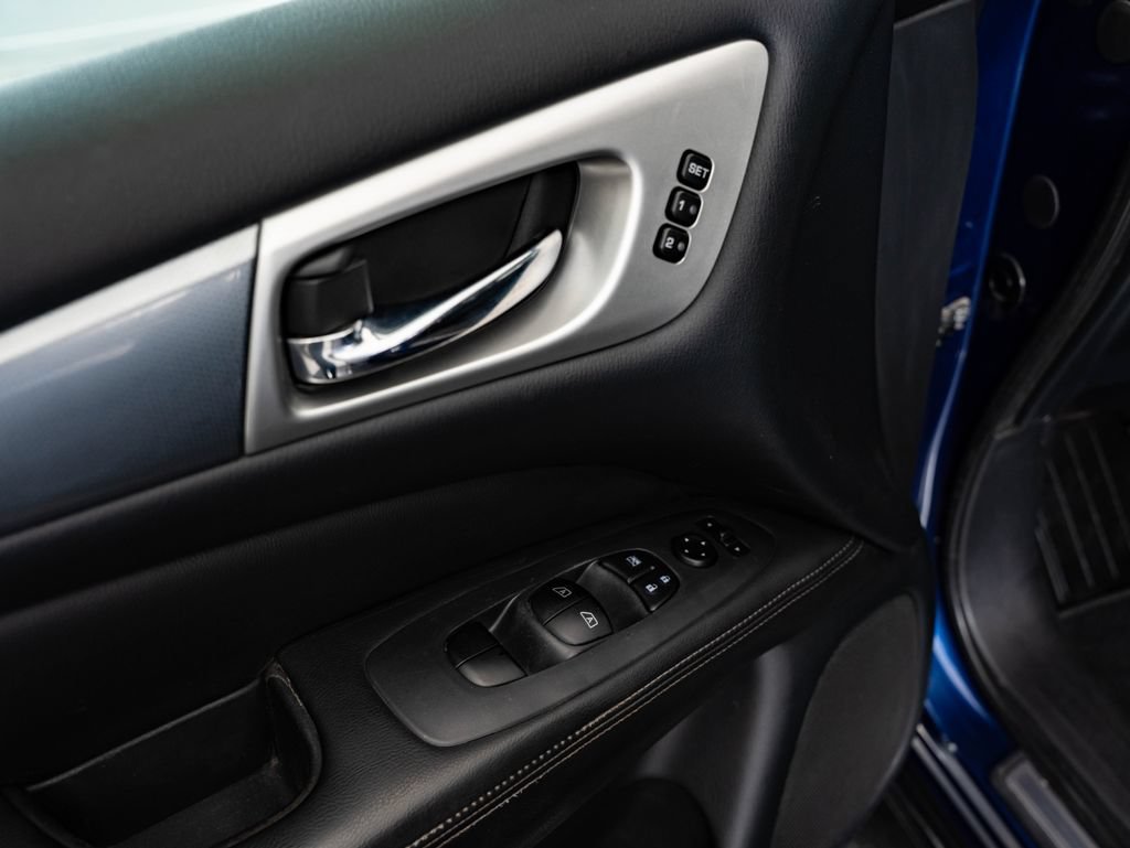 Used 2018 Caspian Blue Nissan SL image 26