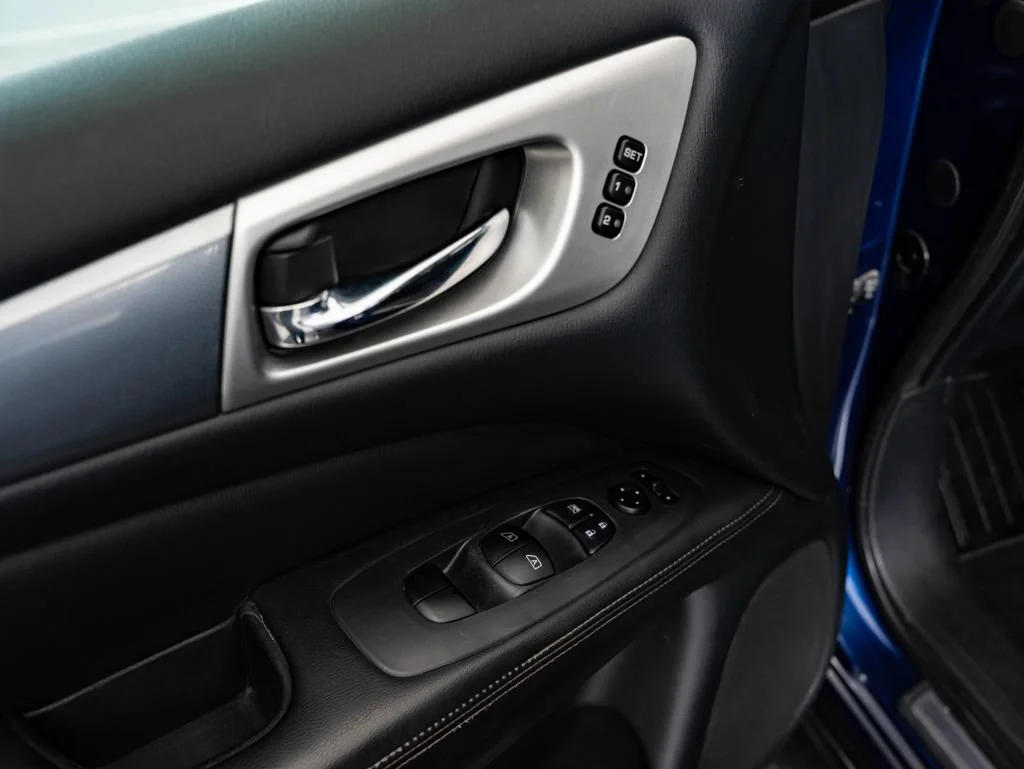 Used 2018 Caspian Blue Nissan SL image 26