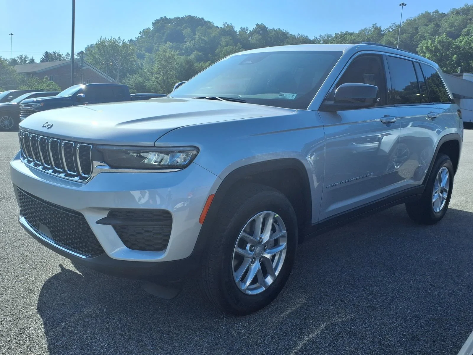 New 2026 Silver Zynith Exterior Paint Jeep Laredo X image 3