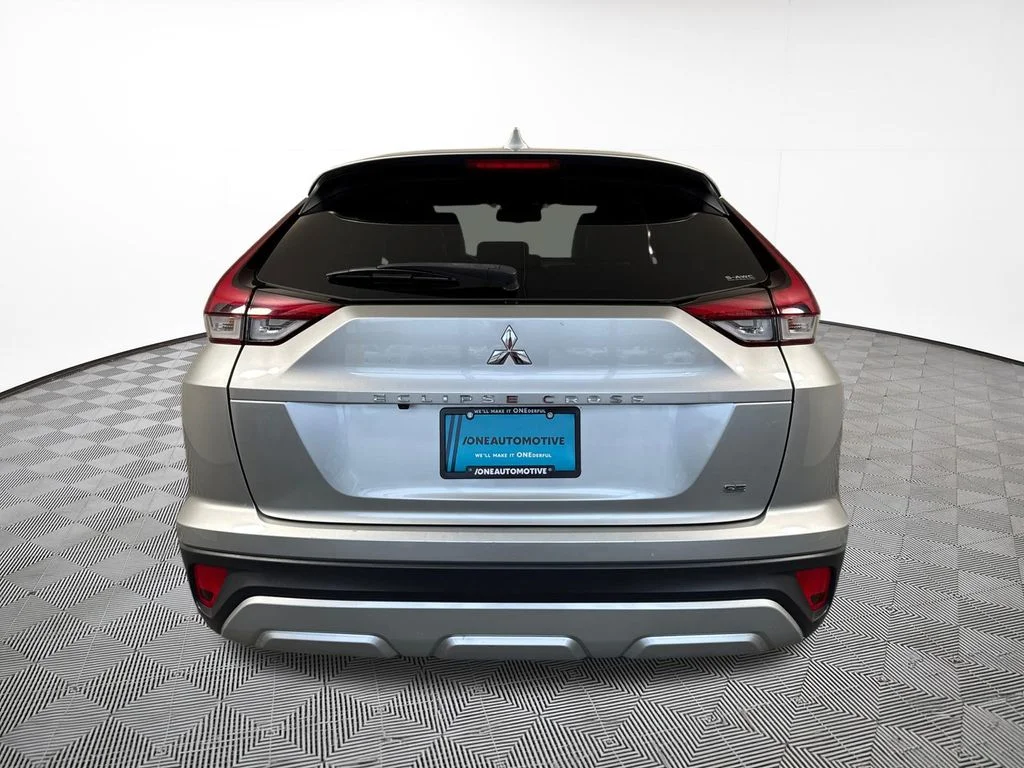 Used 2024 Silver Mitsubishi SE image 10