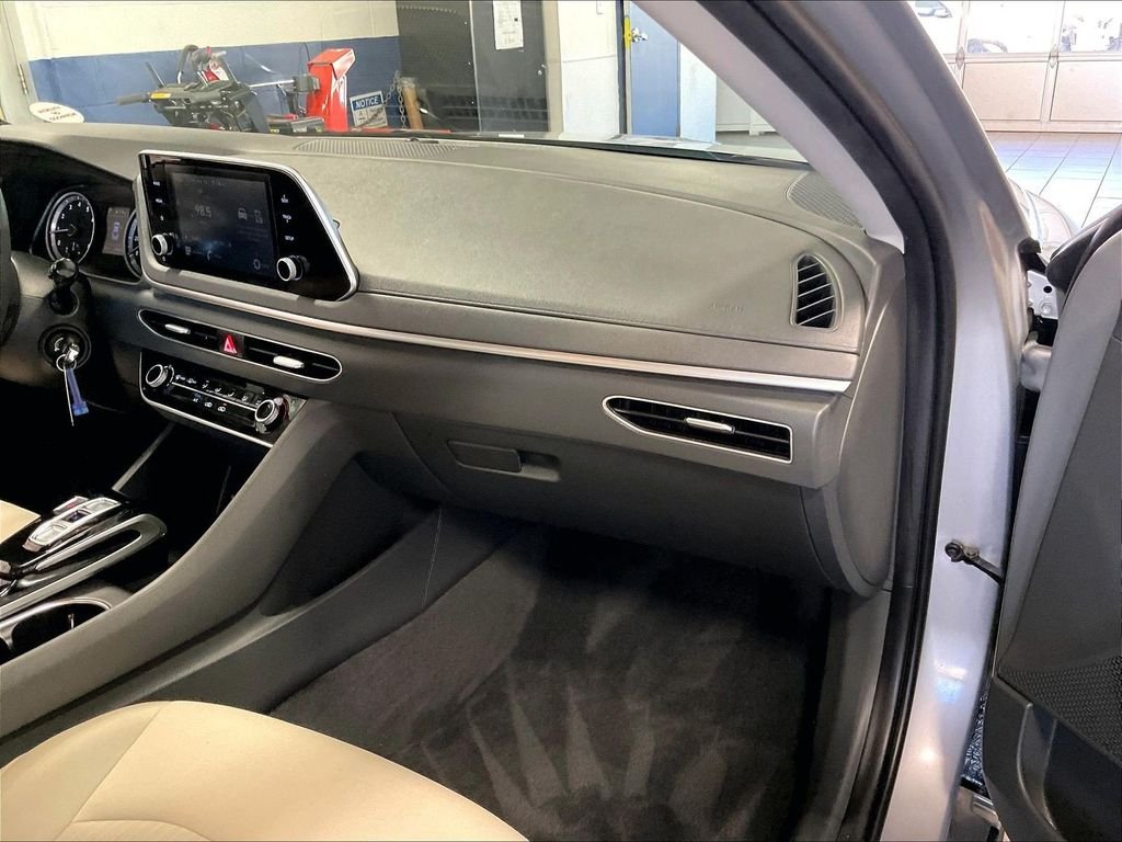 Used 2023 Silver Hyundai SE image 13