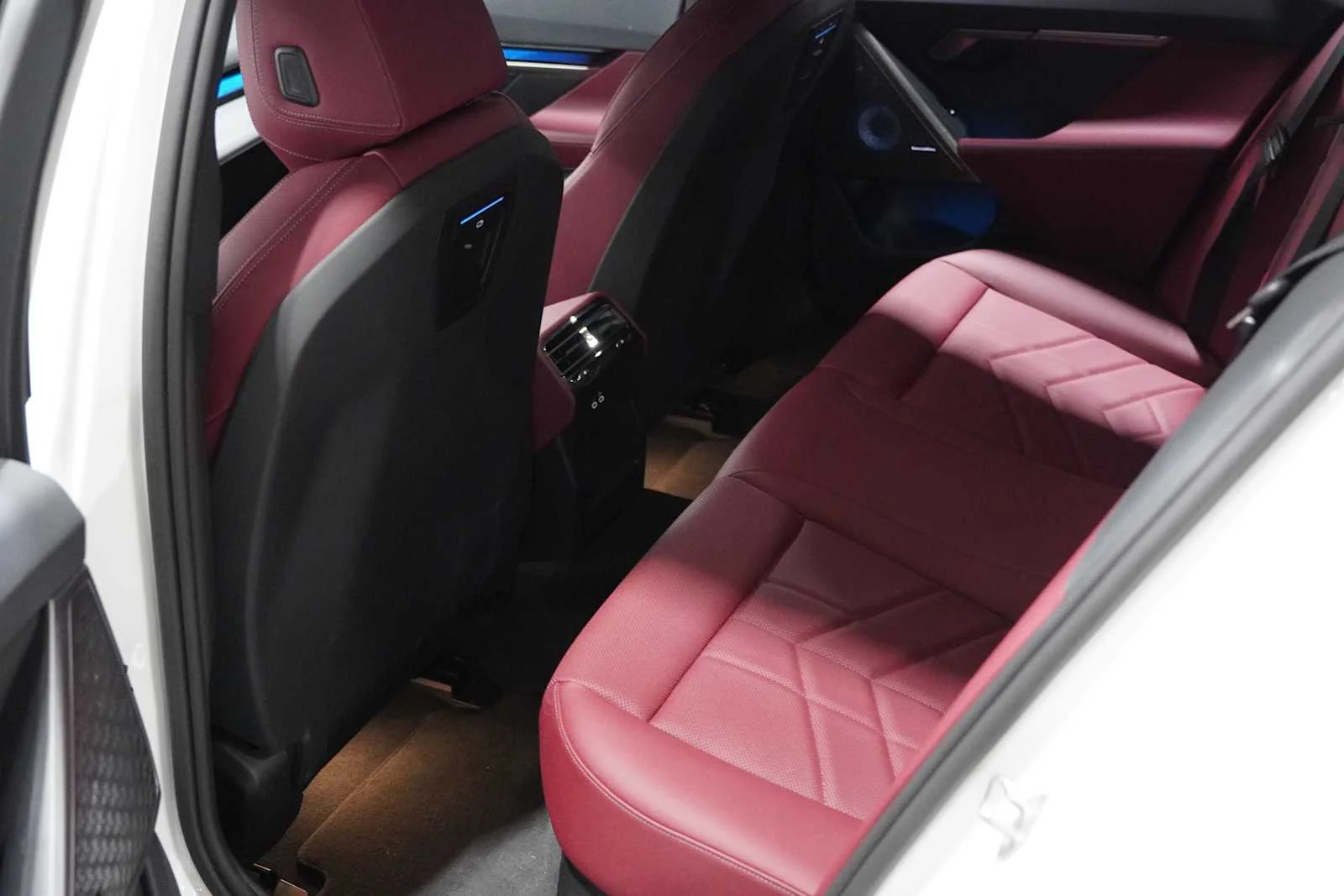 Certified Used 2024 Alpine White BMW M60 image 24