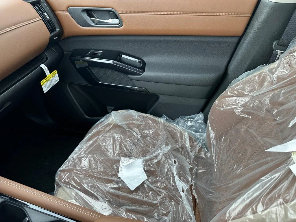 New 2026 Boulder Gray Pearl / Super Black Two-tone Nissan Platinum image 18