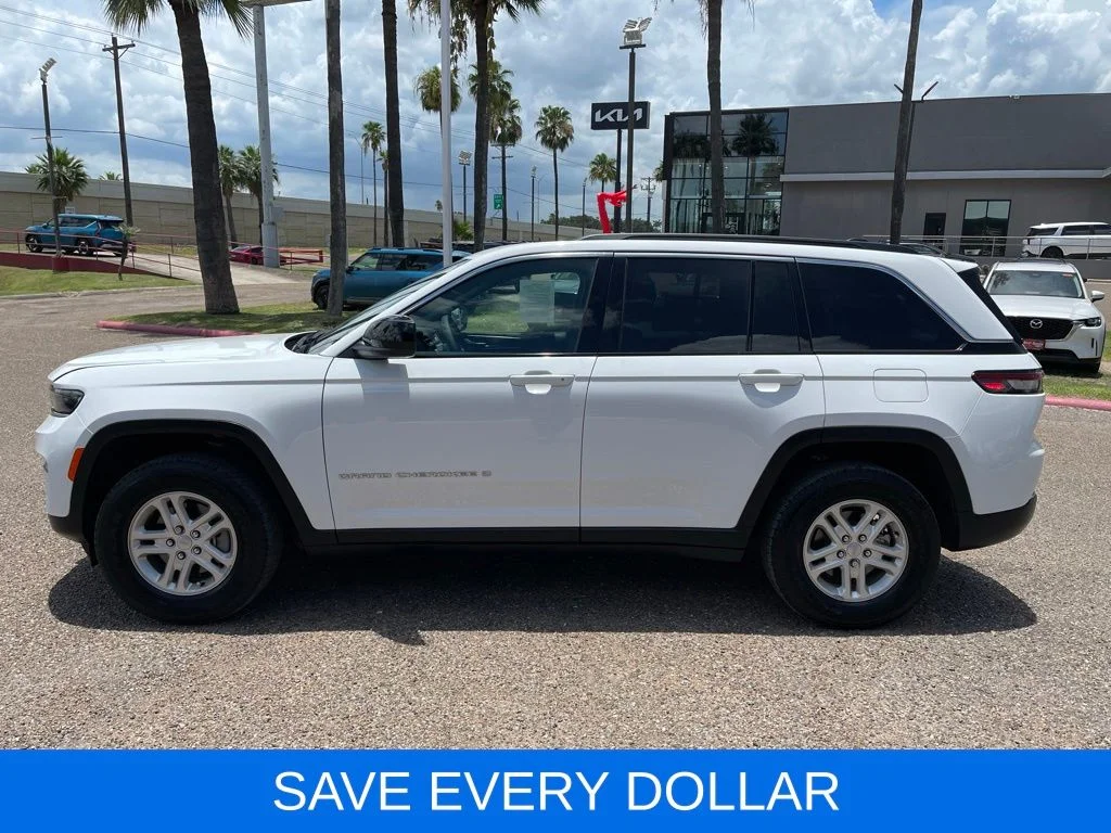 Used 2025 White Jeep Laredo image 3