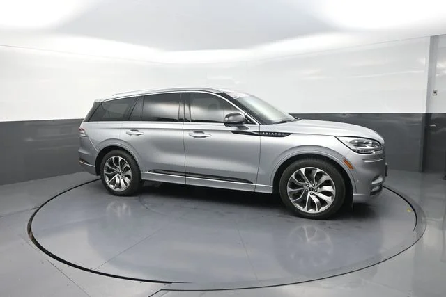 Used 2022 Silver Lincoln Grand Touring image 32