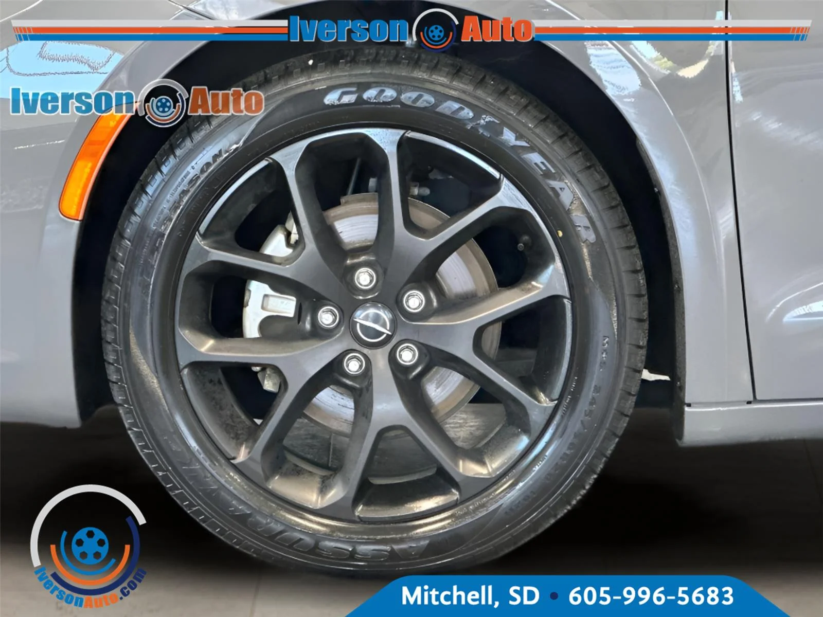 Used 2025 Ceramic Gray Clearcoat Chrysler Limited image 10