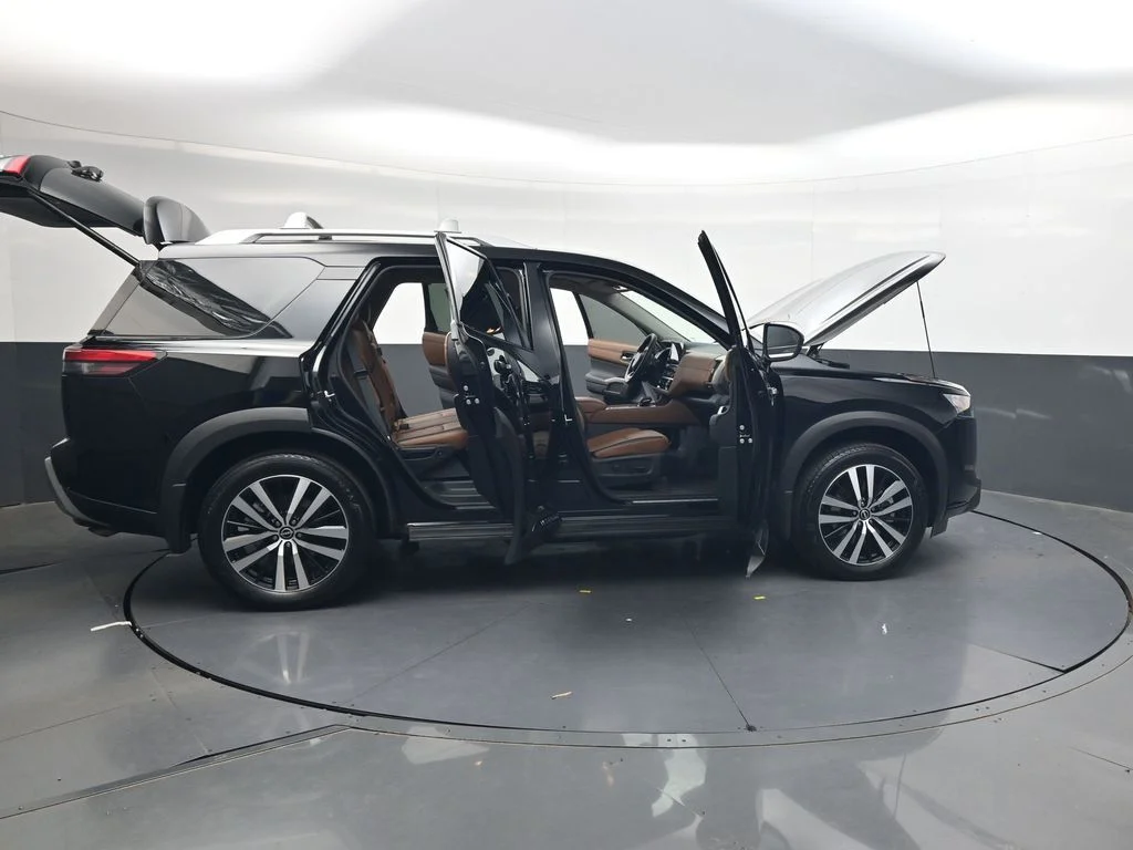 Used 2025 Black Nissan Platinum image 45
