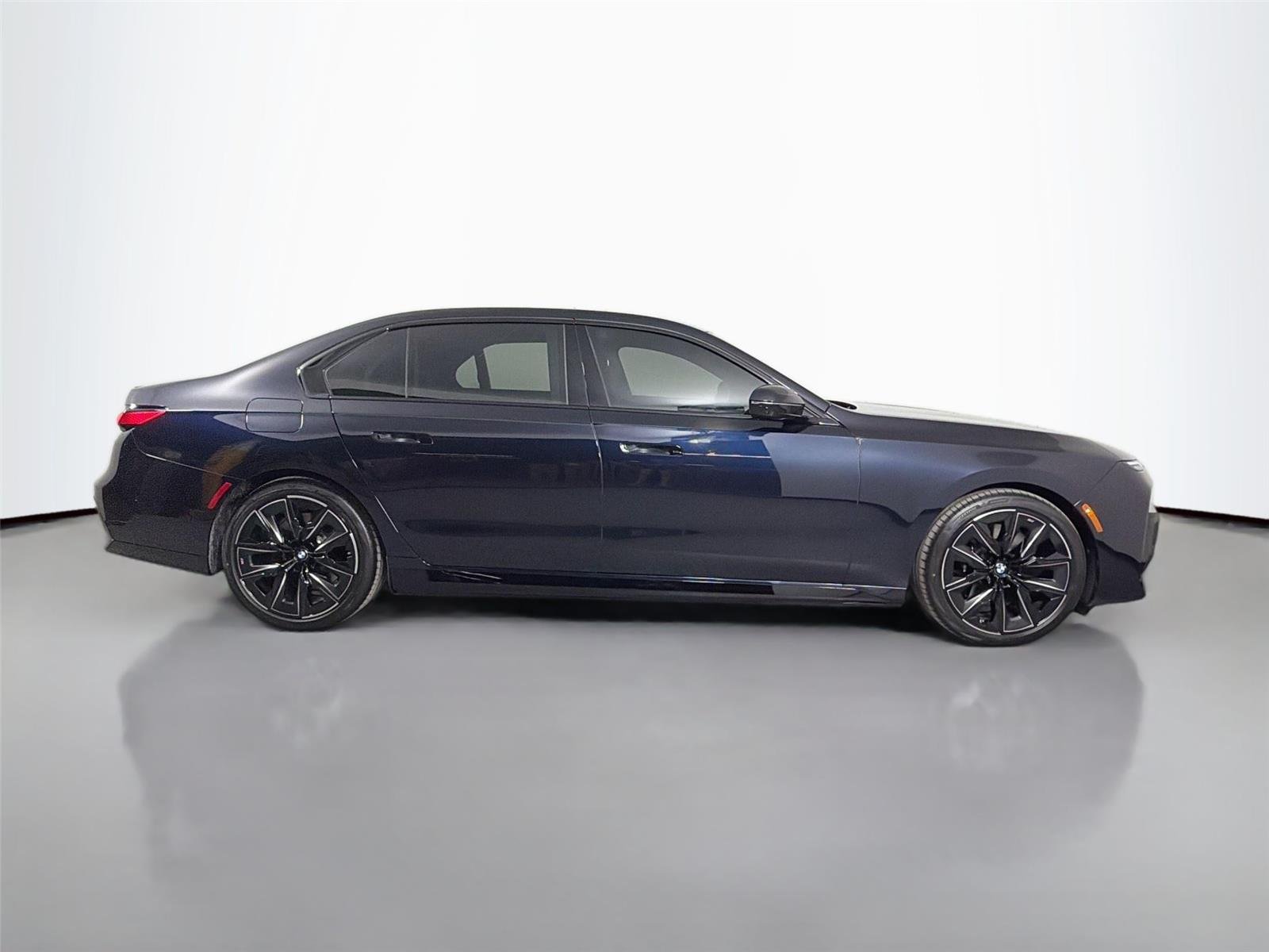 New 2026 Carbon Black Metallic BMW 750e xDrive image 4