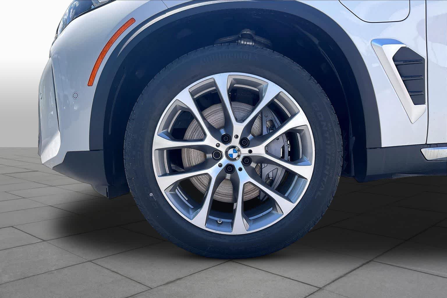 New 2026 Mineral White Metallic BMW xDrive50e image 11