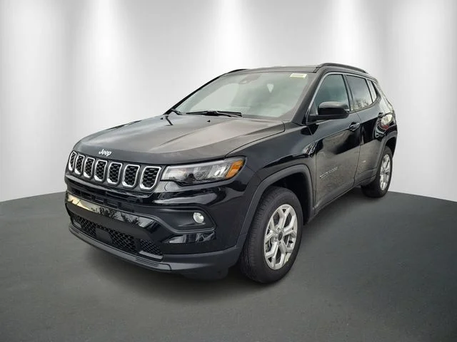 New 2026 Diamond Black Crystal Pearl-Coat Exterior Paint Jeep Latitude image 2