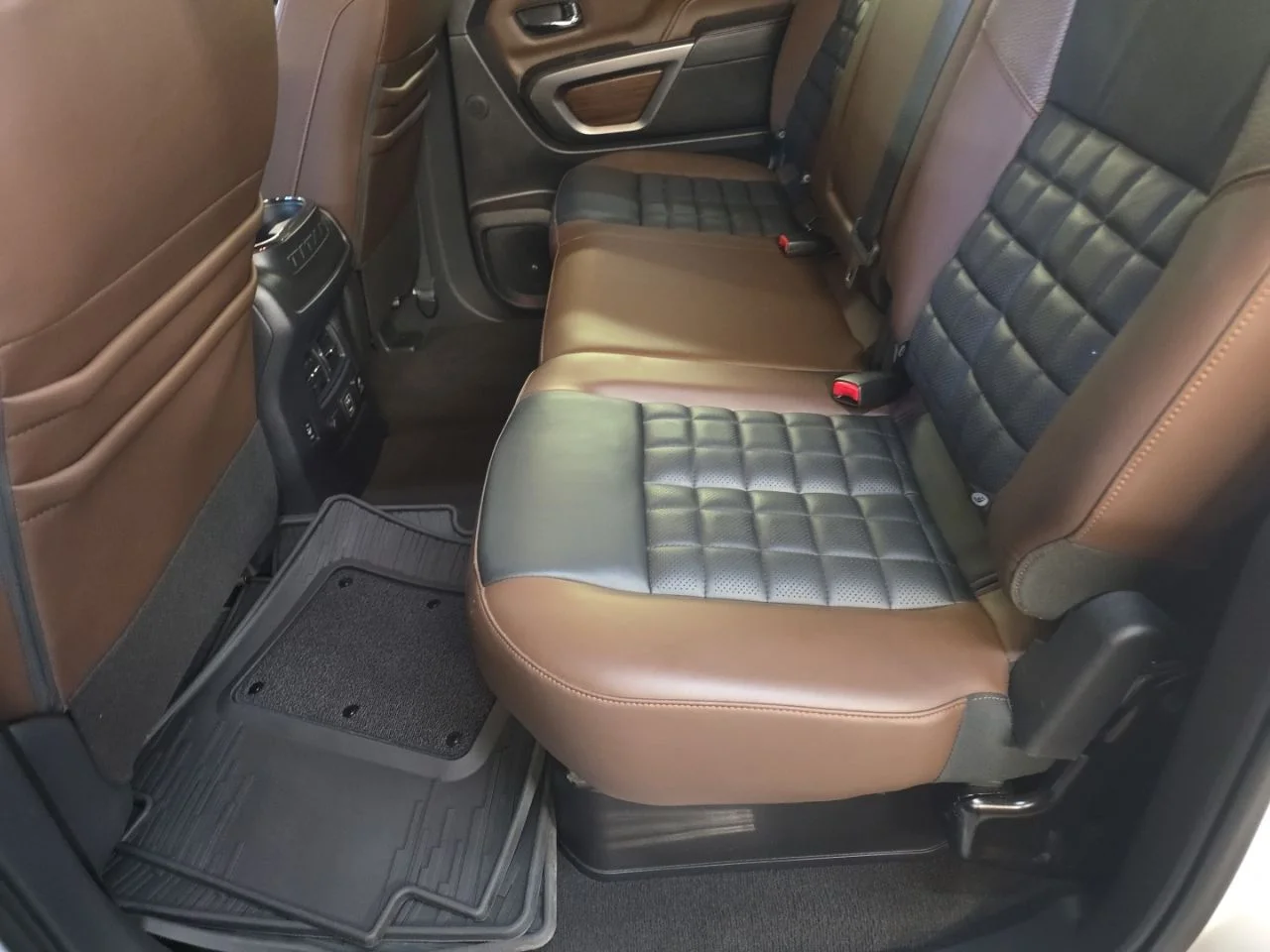 Used 2019 White Nissan Platinum Reserve image 17