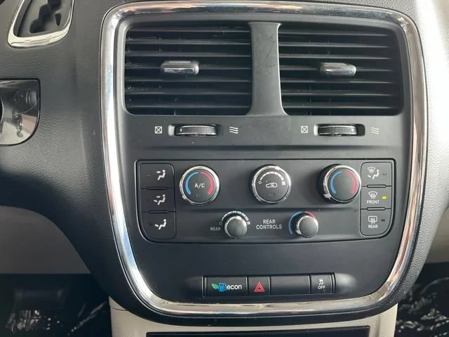 Used 2019 White Knuckle Clearcoat Dodge SE image 28