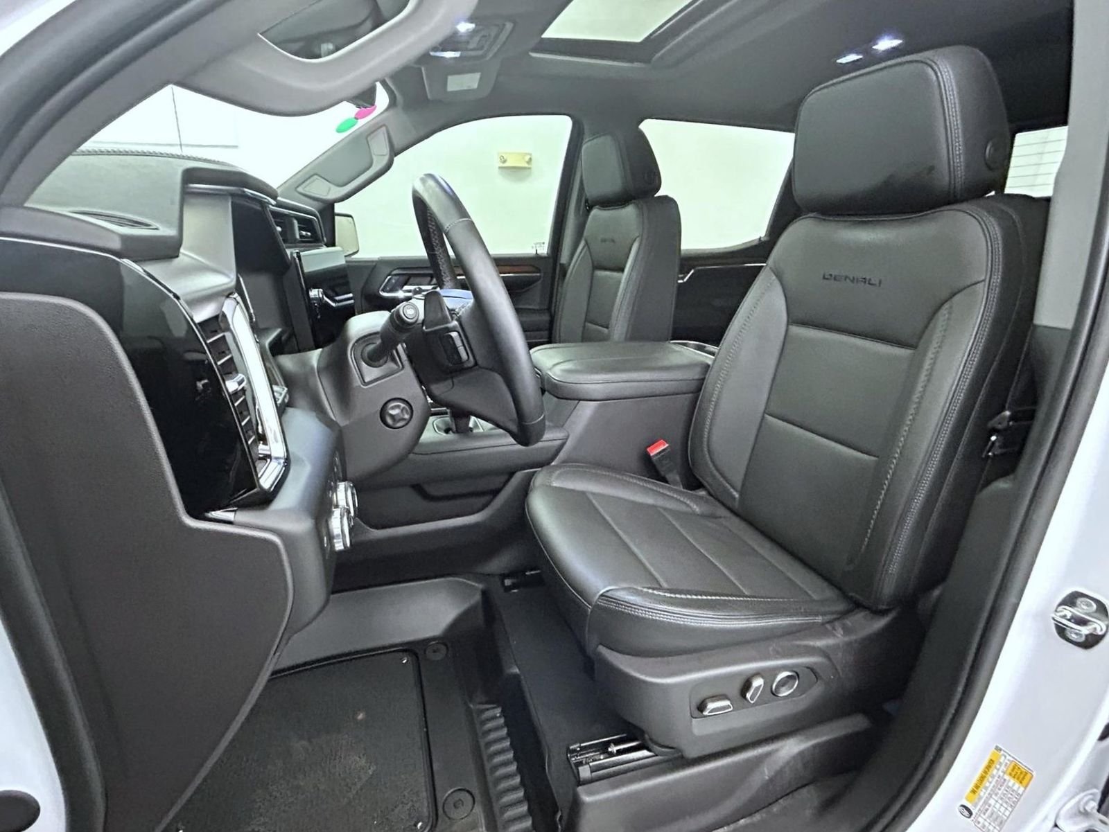 Used 2024 White GMC Denali image 11