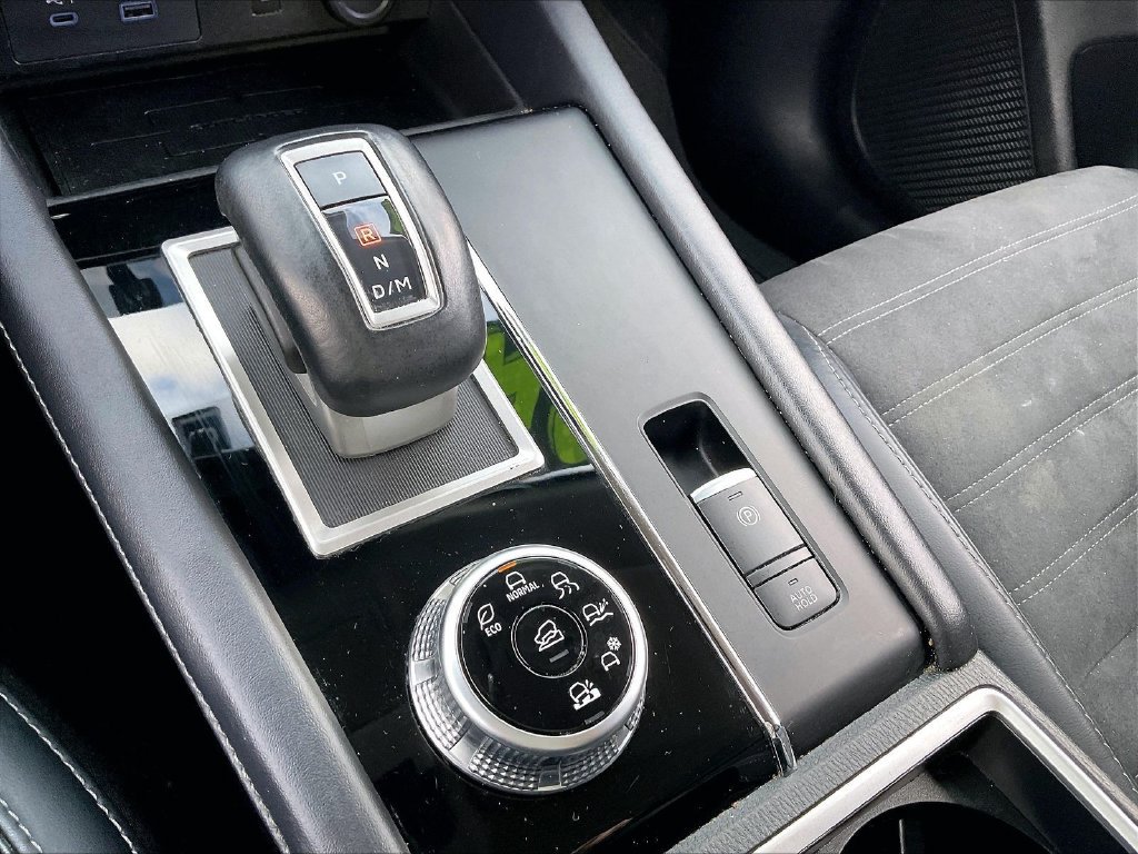 Used 2024 Silver Mitsubishi SE image 33