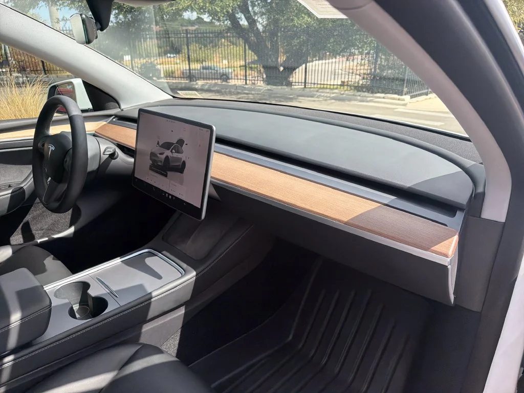 Used 2023  Tesla Standard Range image 33